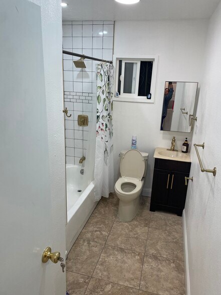 Building Photo - 956 54th Ave