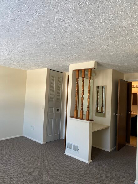 Master bedroom - 6005 Black Oak Dr