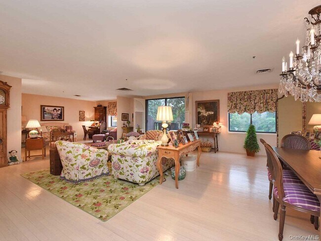 Building Photo - 123 Middle Neck Rd