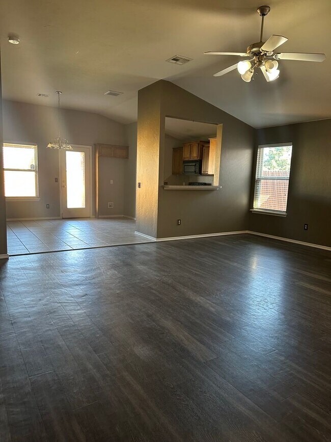 Building Photo - 4 Bd / 2 Ba in Valencia - Deer Creek Schools