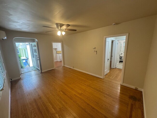 Building Photo - 527 24th St