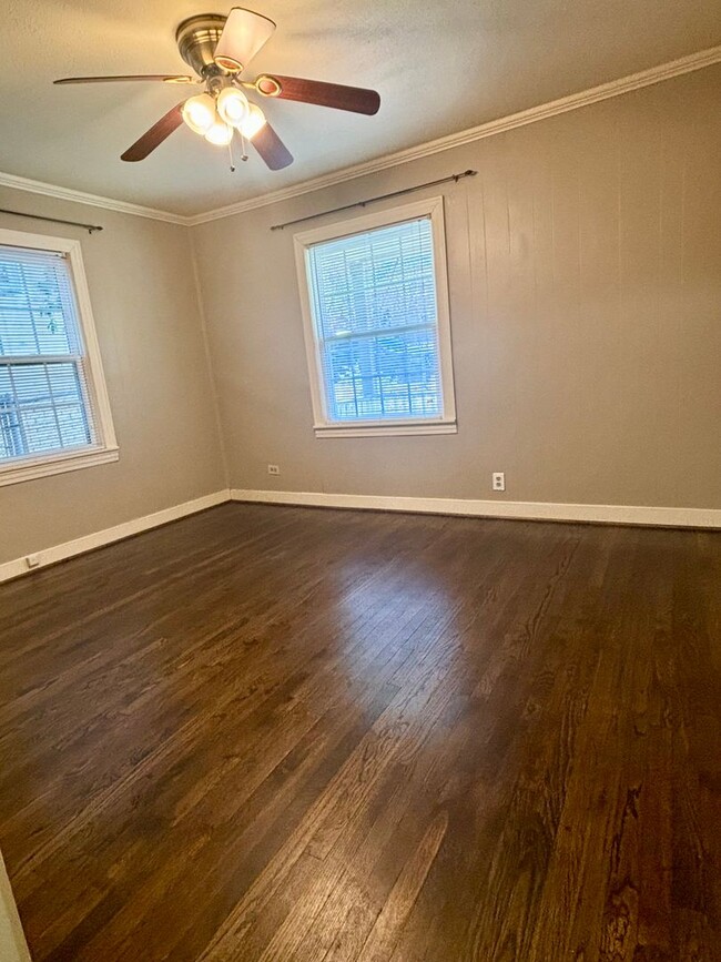 Building Photo - Cute Cottage For Rent!