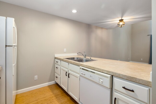 Building Photo - 20 Glengarry Dr