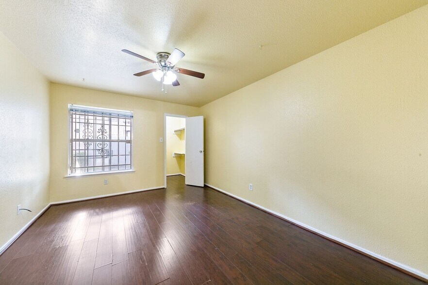 Building Photo - 6500 Sands Point Dr