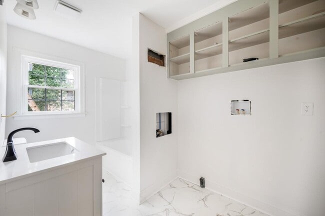 Building Photo - 228 Newcomb Dr