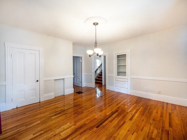 Building Photo - 12 Adella Pl