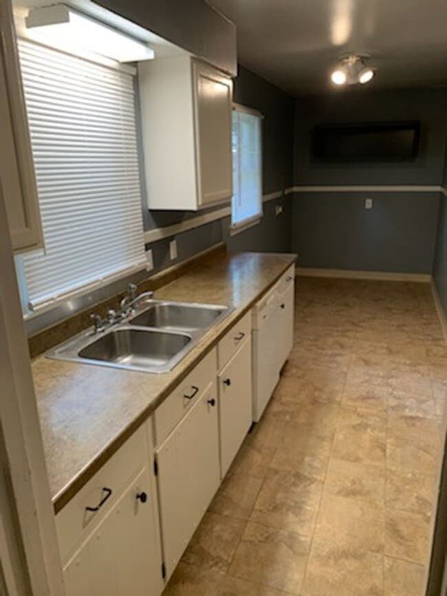 Building Photo - 4516 E Dearing Rd