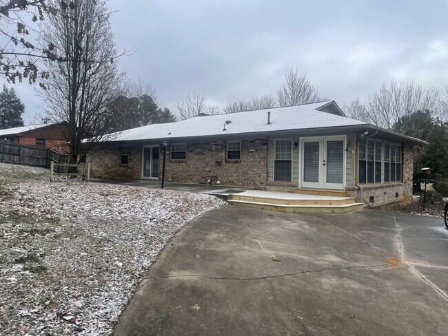 Building Photo - Knoxville 37918 - 3 bedroom, 1.5 bath home in Halls - Contact Lisa Vineyard and Shannon Russell (...