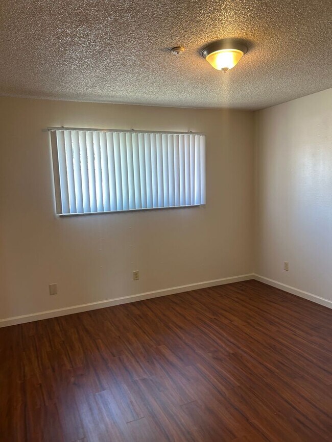 Building Photo - ro(2)-1324EdwardsAve