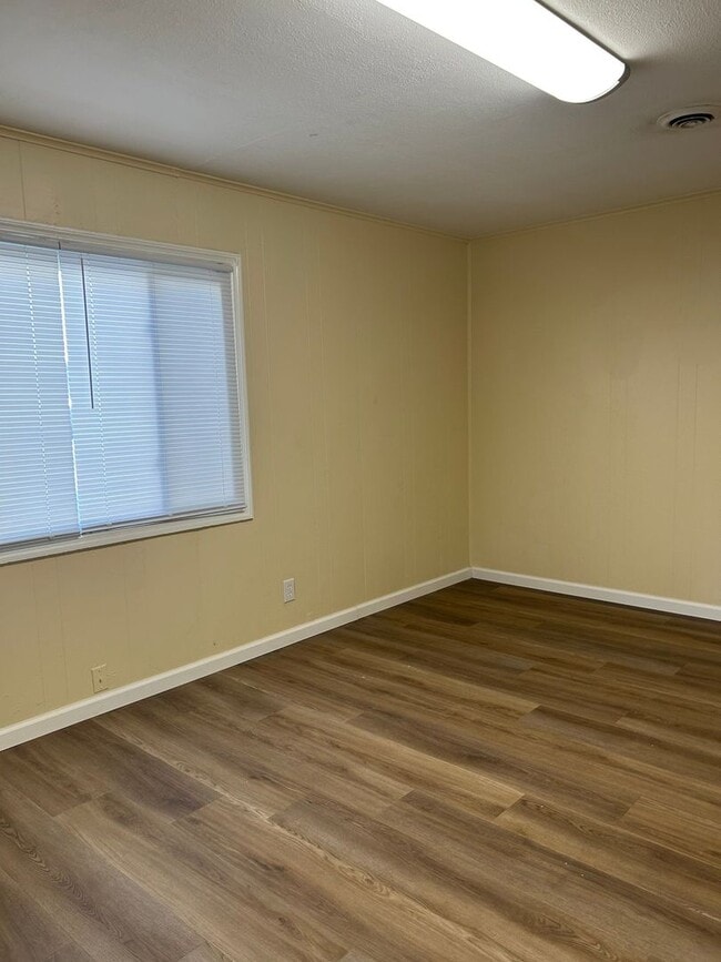 Building Photo - 3 Bedroom, 1 bath home with detached 1 car...