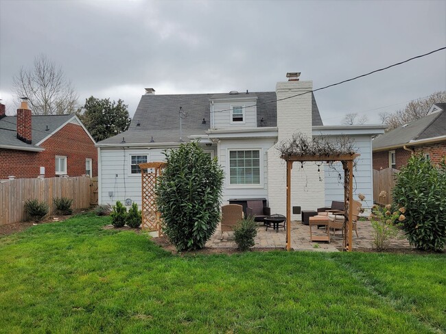Building Photo - Remodeled 4 bedroom 2 full brick bath cape...