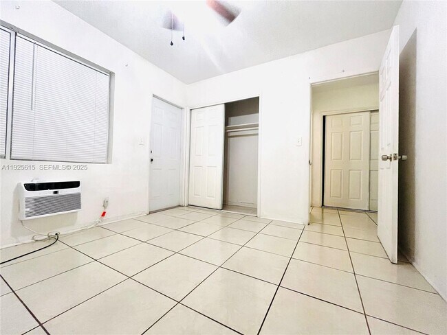 Building Photo - 1800 Miami Rd