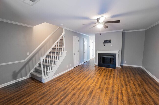 Building Photo - Great Townhome Convenient Location