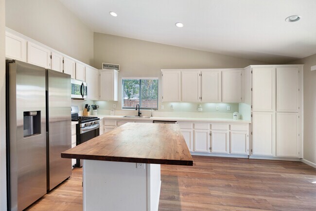 Building Photo - 25349 Silverwood Ln