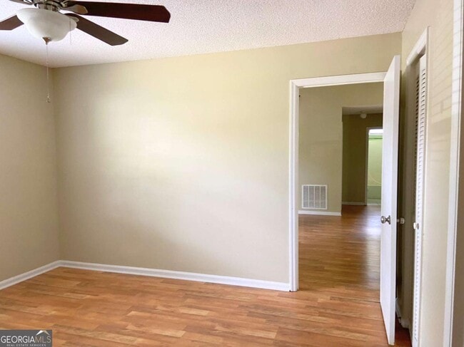 Building Photo - 317 Lake View Dr