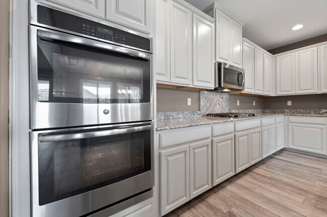 Building Photo - Luxury Living in Henderson's Tuscany: Spacious 4 Bedroom Home with Expansive Yard & More!