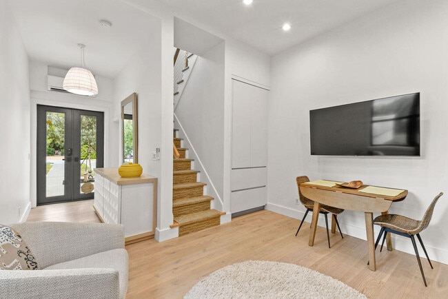 Building Photo - 226 Oleander Ave