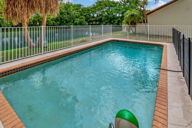 Building Photo - 7883 Villa Nova Dr N
