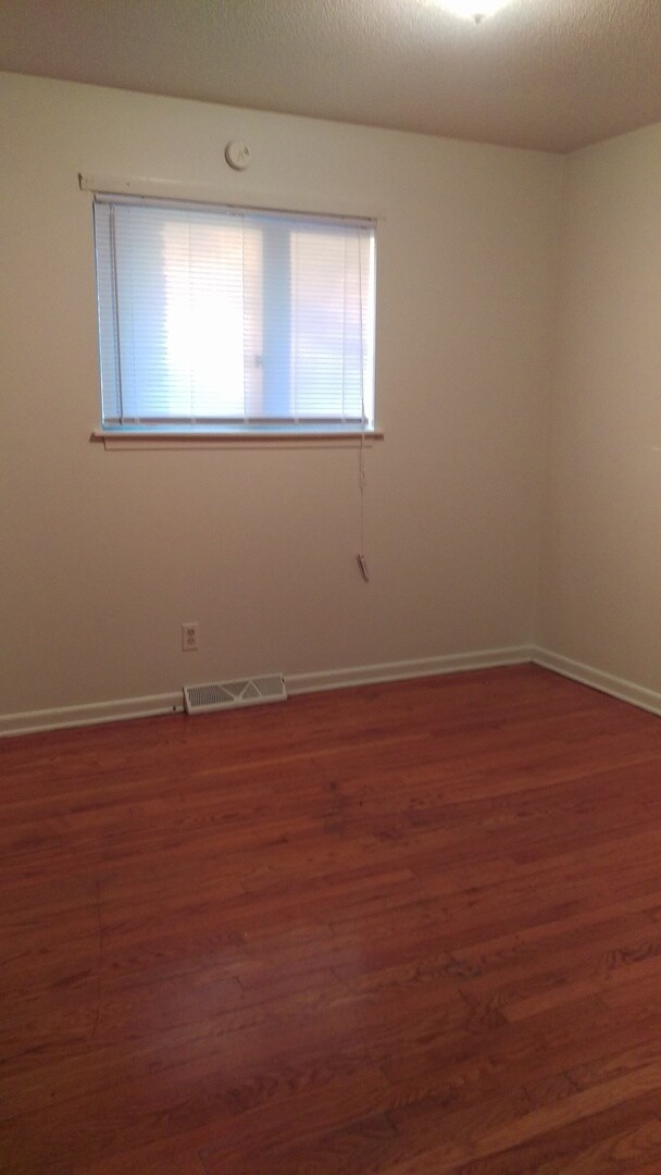 Building Photo - Beautiful 2 BR 1 BA 1 car garage half dupl...
