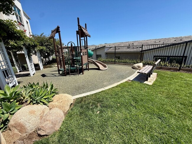 Building Photo - Luxury Townhome 3 level 2 car garage  modern kitchen must see charmer $3350