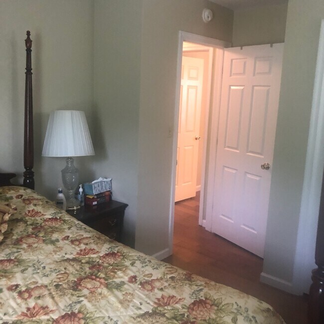 Building Photo - 470 Meadow Ln