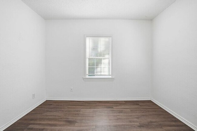 Building Photo - 1539 N Denver Ave