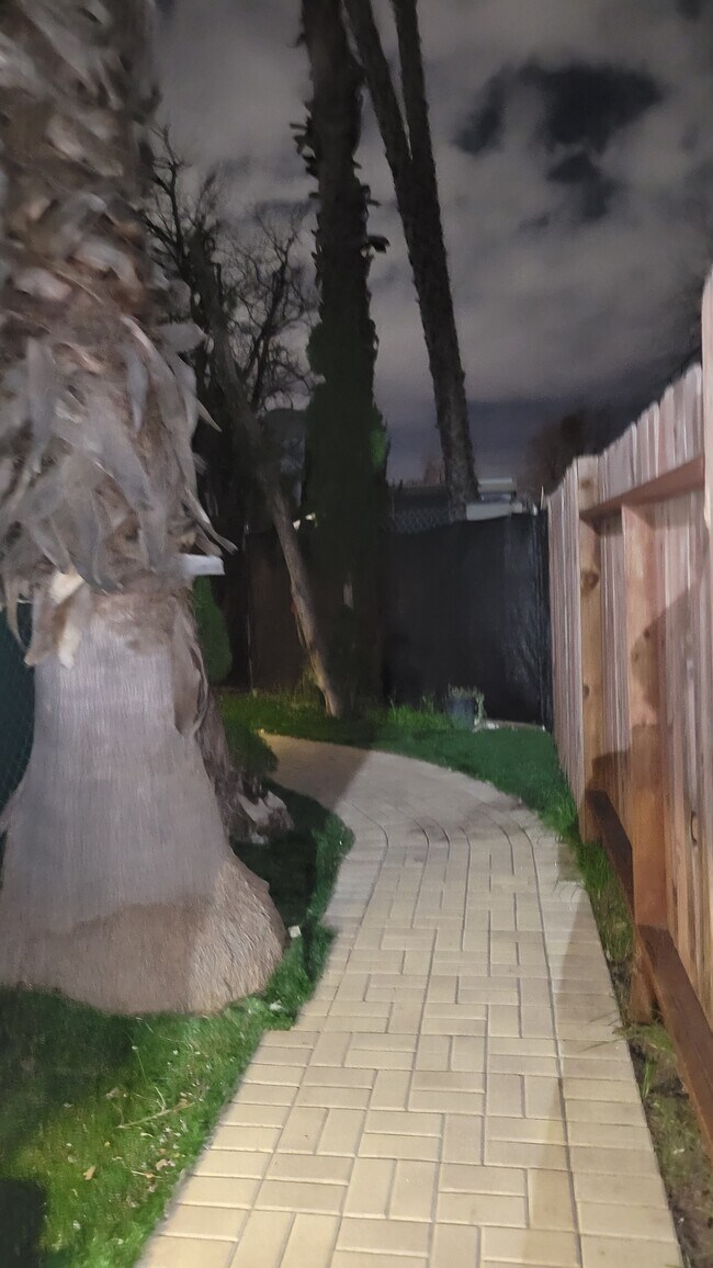 Building Photo - 7415 Beckford Ave