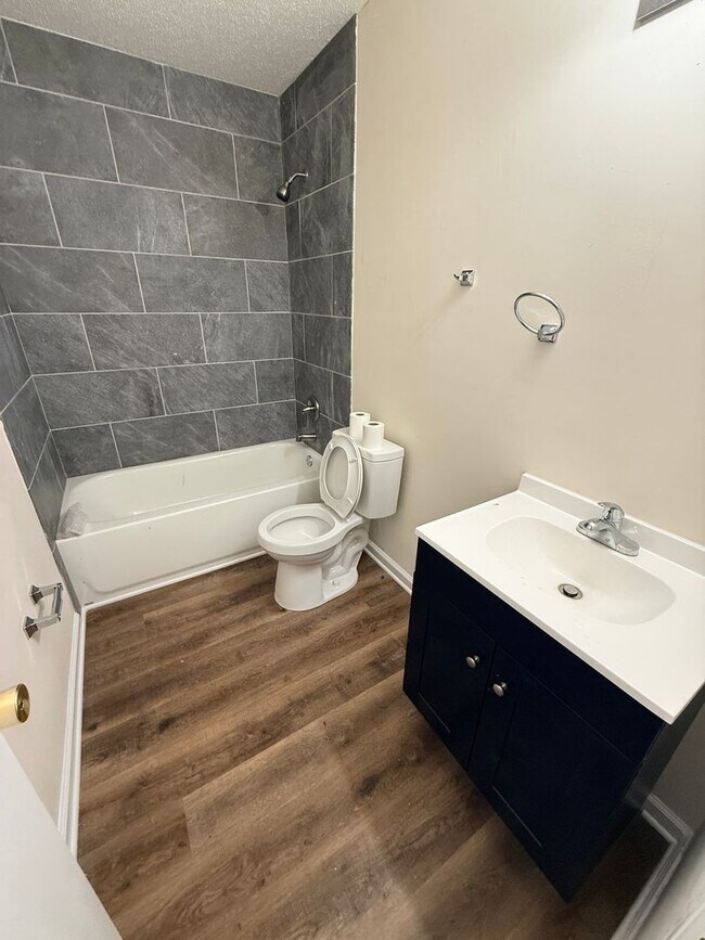 Building Photo - 4 bedroom 2 bath HOUSE!