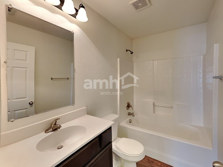 Building Photo - 1938 Cross Oaks Dr