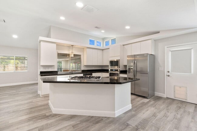 Building Photo - 39495 Regency Way