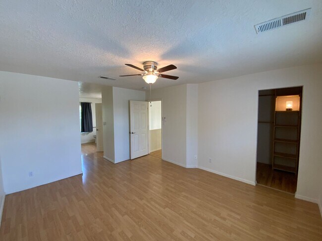 Building Photo - 3 Bedroom Home Available Near Golf Course ...