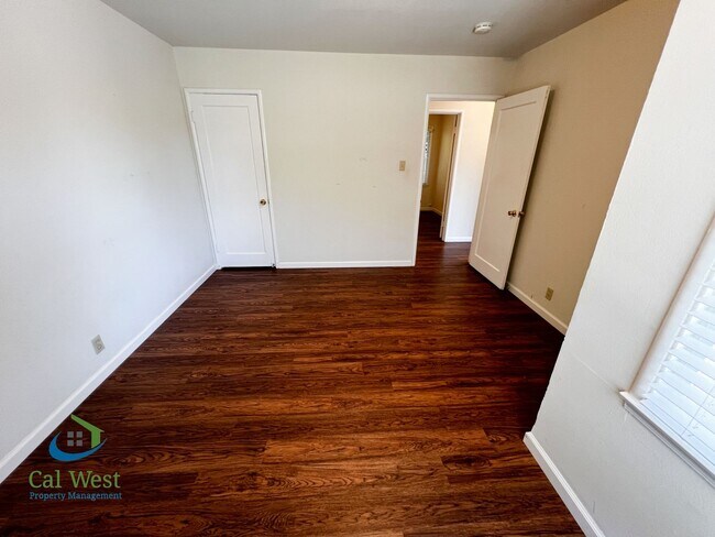 Building Photo - $2,595 - Darling 2 Bedroom 1 Bathroom Dupl...