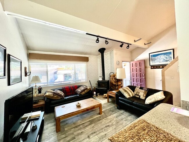 Building Photo - Fully Furnished 1-Bedroom Loft – Sierra Ma...