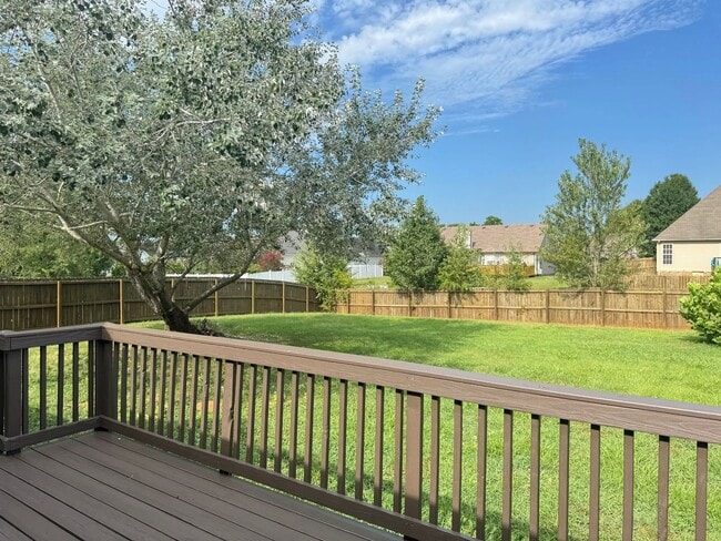 Building Photo - Almost 2000 sq.ft! Super Nice & Clean! 3 B...