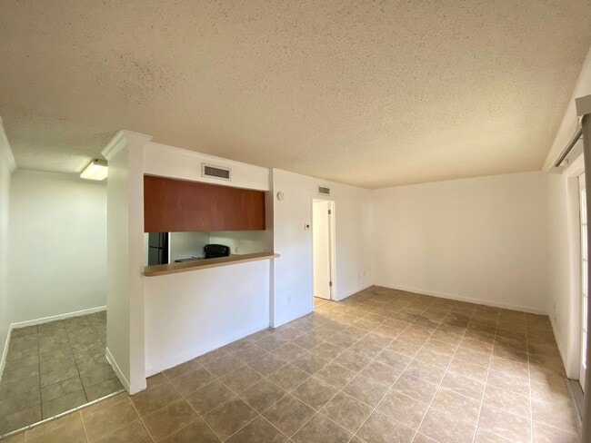 Building Photo - Mono Studio For Rent