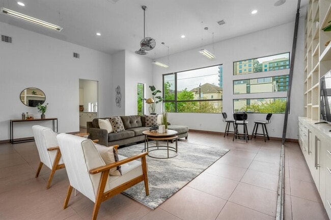 Building Photo - 118 Tuam St