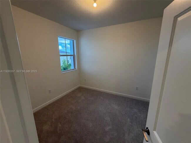 Building Photo - 2772 SE 26th Ave