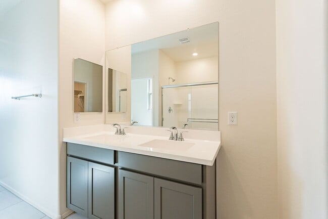 Building Photo - Modern 3-Bed + Den Home in Ventana De Estrellas