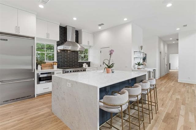 Building Photo - 6452 Lavendale Ave