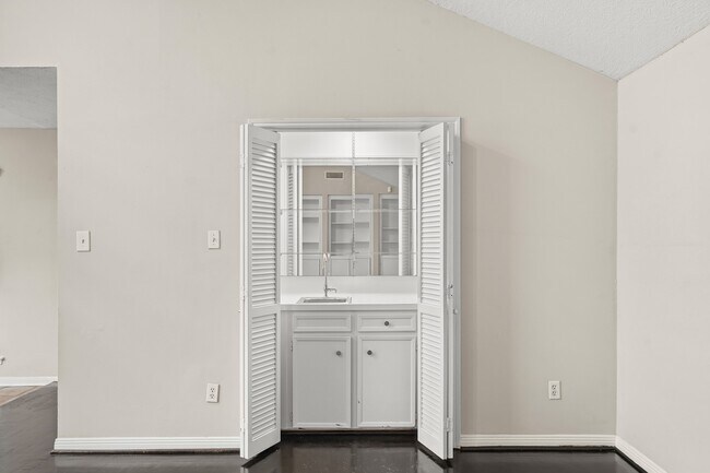 Building Photo - 11910 Pebble Rock Dr