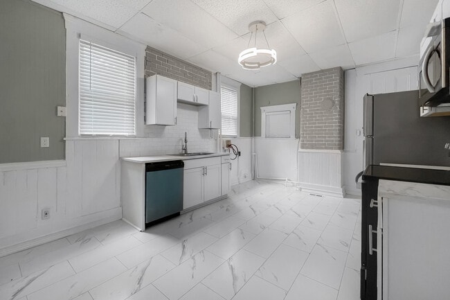 Building Photo - W Main