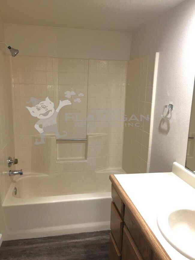 Building Photo - 3057 W Queens Cir