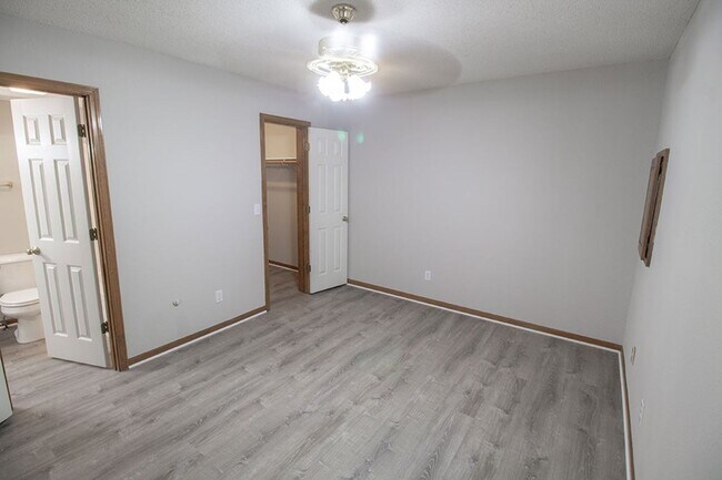 Building Photo - 1316 Valley Creek Ln