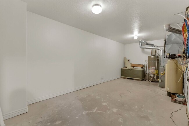 Building Photo - Charming Midway Home - Available Now!