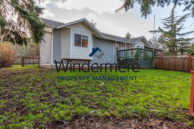 Building Photo - Single-Level 3 Bedroom Home with Fenced Yard