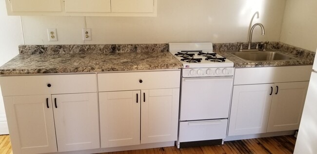 Building Photo - Awesome 2nd floor studio with private deck...