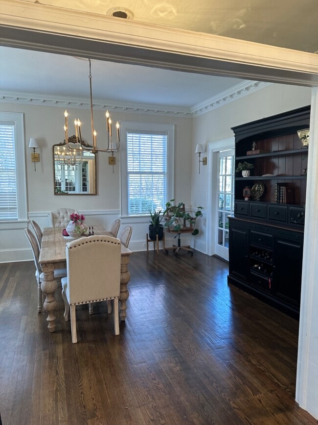 Building Photo - 2481 E Cloverdale Prk