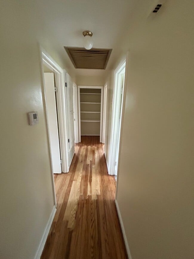 Building Photo - 3 Bedroom and 1.5 Bathroom