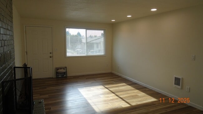 Building Photo - **AVAILABLE SOON** 3 Bedroom RANCH STYLE i...