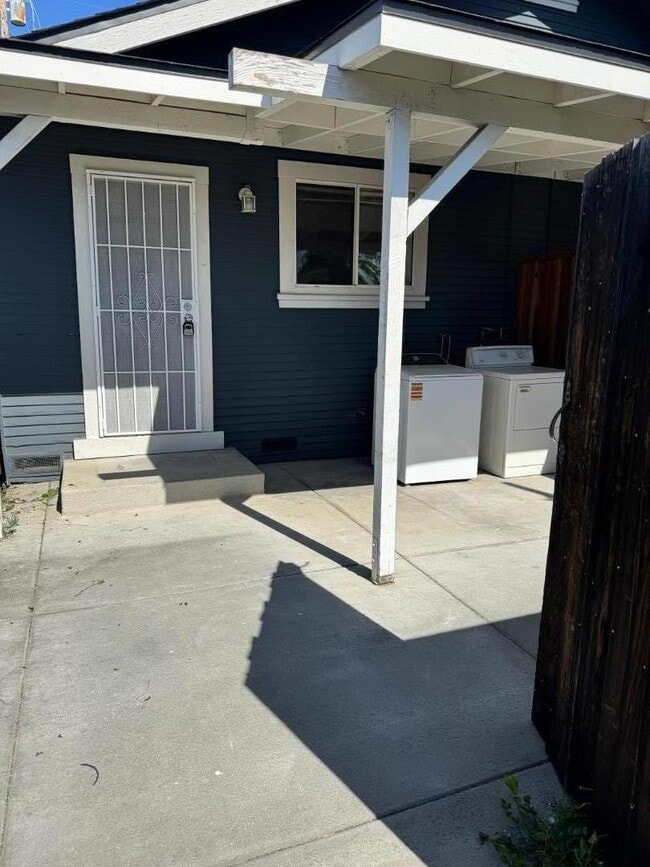 Building Photo - 961 S 7th St